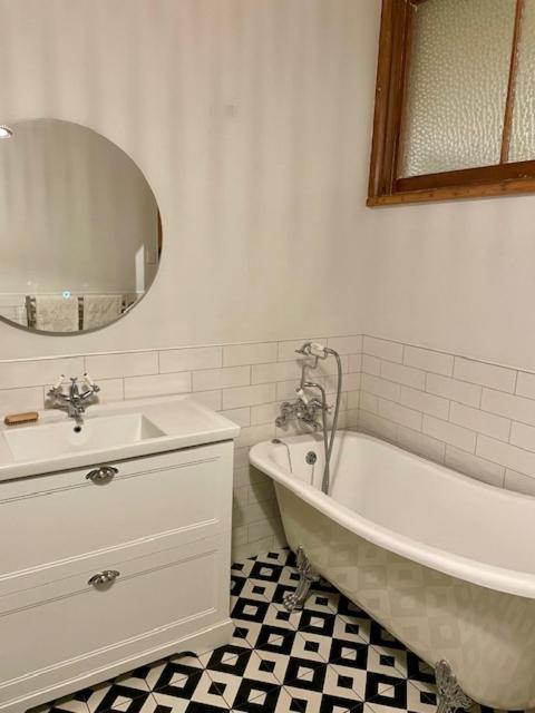 The Clive Hideaway Motel ภายนอก รูปภาพ